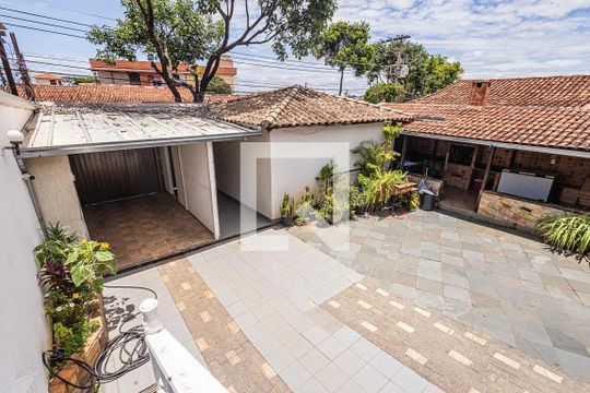 Área externa de casa para alugar com 2 quartos, 141m² em Alípio de Melo, Belo Horizonte