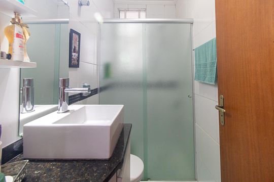 Banheiro de apartamento à venda com 1 quarto, 36m² em Farroupilha, Porto Alegre