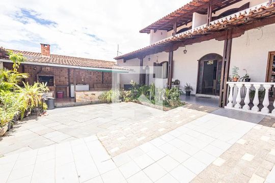 Área externa de casa para alugar com 2 quartos, 141m² em Alípio de Melo, Belo Horizonte