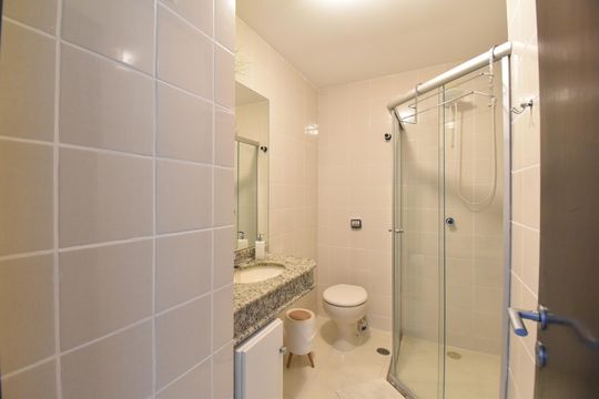 Banheiro de kitnet/studio para alugar com 1 quarto, 30m² em Centro, Curitiba