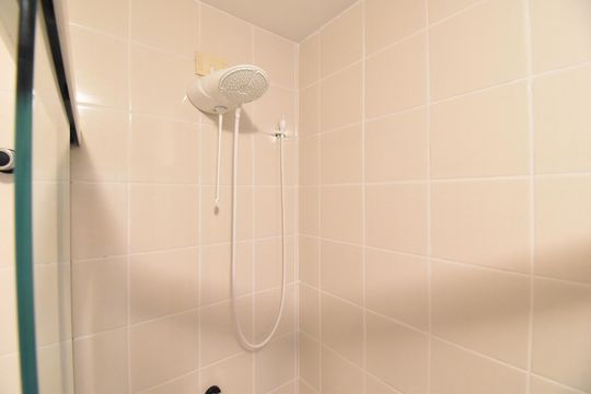 Banheiro de kitnet/studio para alugar com 1 quarto, 30m² em Centro, Curitiba