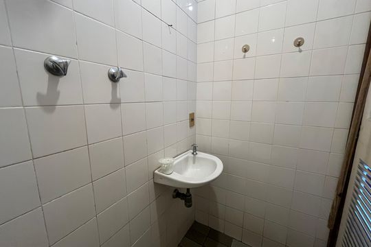 Banheiro de serviço de apartamento à venda com 3 quartos, 280m² em Barra da Tijuca, Rio de Janeiro