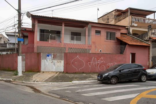 Fachada de casa para alugar com 4 quartos, 160m² em Taboão, Diadema