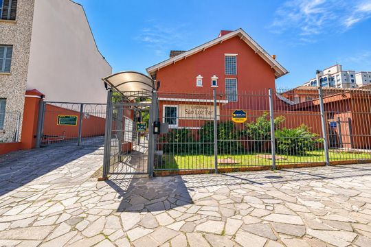 Fachada de casa de condomínio para alugar com 3 quartos, 107m² em Teresópolis, Porto Alegre