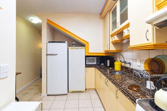 Cozinha de casa de condomínio para alugar com 3 quartos, 107m² em Teresópolis, Porto Alegre