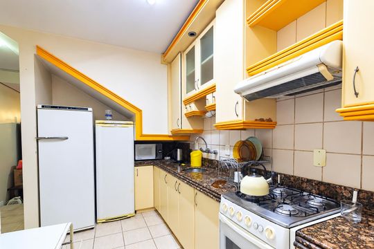Cozinha de casa de condomínio para alugar com 3 quartos, 107m² em Teresópolis, Porto Alegre