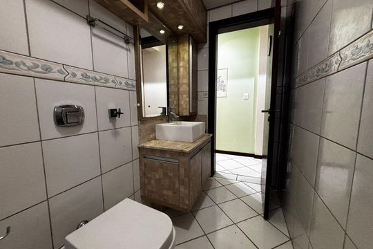 Banheiro social de apartamento para alugar com 2 quartos, 84m² em Vila Eunice Nova, Cachoeirinha