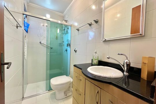 Banheiro de apartamento à venda com 1 quarto, 91m² em Vila Guarani, São Paulo