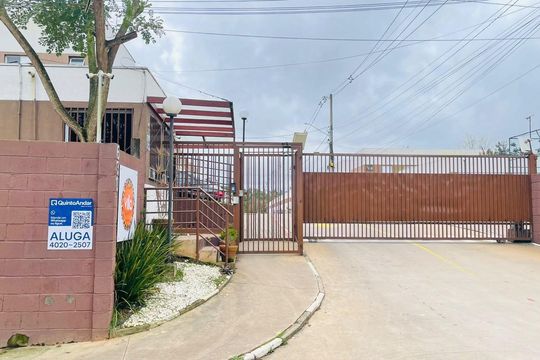 Fachada com placa de casa de condomínio para alugar com 2 quartos, 50m² em Água Espraiada, Cotia