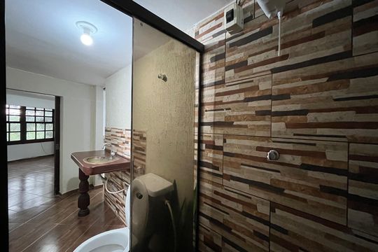Banheiro  de casa de condomínio para alugar com 2 quartos, 35m² em Itanhangá, Rio de Janeiro