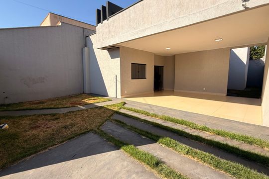 Garagem de casa à venda com 3 quartos, 129m² em Jardim das Rosas, Goiânia
