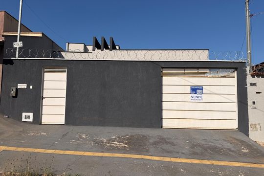 Fachada de casa à venda com 3 quartos, 129m² em Jardim das Rosas, Goiânia