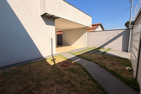 Jardim de casa à venda com 3 quartos, 129m² em Jardim das Rosas, Goiânia