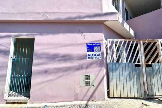 Placa instalada na fachada do imóvel  de casa para alugar com 1 quarto, 60m² em Parque Primavera, Guarulhos