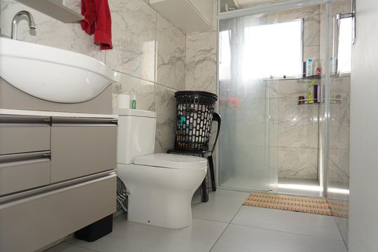 Banheiro de apartamento para alugar com 2 quartos, 55m² em Jardim Valo Verde, Embu das Artes