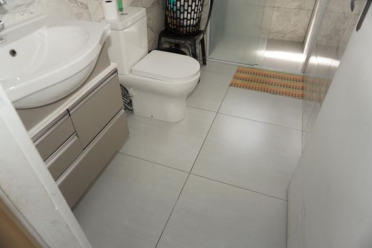 Banheiro de apartamento para alugar com 2 quartos, 55m² em Jardim Valo Verde, Embu das Artes