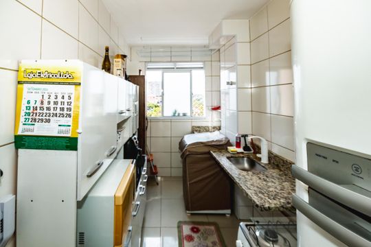 Cozinha de apartamento à venda com 2 quartos, 48m² em Planalto, Belo Horizonte