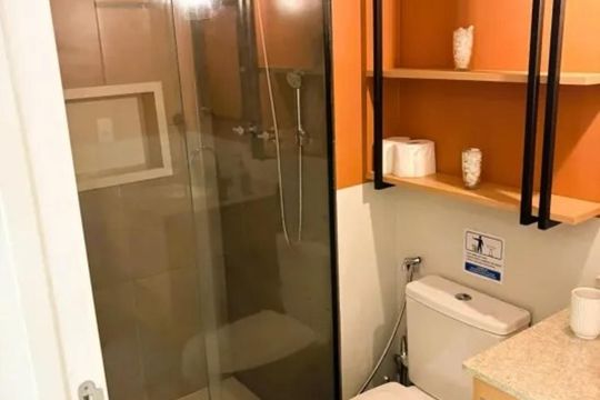 Banheiro de kitnet/studio para alugar com 1 quarto, 27m² em Pinheiros, São Paulo