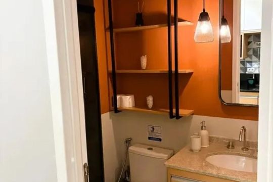 Banheiro de kitnet/studio para alugar com 1 quarto, 27m² em Pinheiros, São Paulo