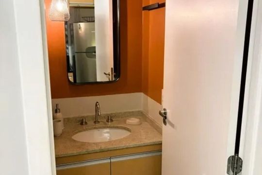 Banheiro de kitnet/studio para alugar com 1 quarto, 27m² em Pinheiros, São Paulo