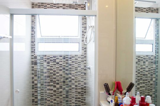 Banheiro de apartamento à venda com 2 quartos, 46m² em Campanário, Diadema