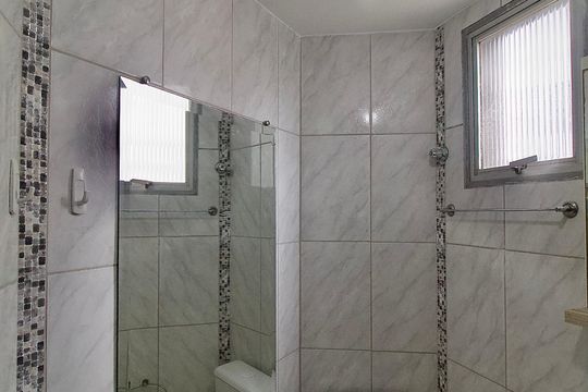 Banheiro de apartamento à venda com 2 quartos, 52m² em Bigorrilho, Curitiba