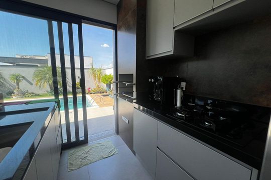 Cozinha de casa de condomínio à venda com 3 quartos, 250m² em Swiss Park, Campinas