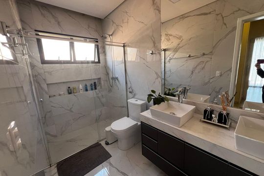 Banheiro de casa de condomínio à venda com 3 quartos, 250m² em Swiss Park, Campinas