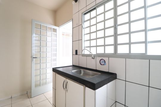 Cozinha de casa para alugar com 3 quartos, 107m² em Nossa Senhora Aparecida, Uberlândia