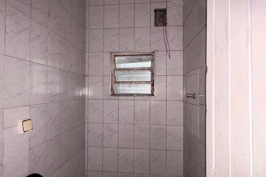 Banheiro de kitnet/studio para alugar com 1 quarto, 35m² em Vila Penteado, São Paulo