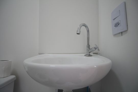 Banheiro de kitnet/studio para alugar com 1 quarto, 17m² em Vila Andrade, São Paulo