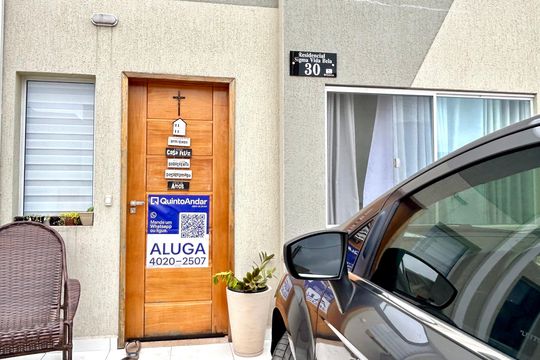 Placa instalada na fachada do imóvel  de casa de condomínio para alugar com 2 quartos, 140m² em Jardim Izildinha, Guarulhos