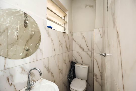Banheiro de kitnet/studio para alugar com 1 quarto, 27m² em Liberdade, São Paulo