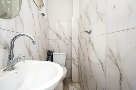 Banheiro de kitnet/studio para alugar com 1 quarto, 27m² em Liberdade, São Paulo