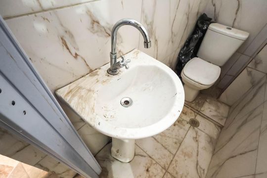 Banheiro de kitnet/studio para alugar com 1 quarto, 27m² em Liberdade, São Paulo