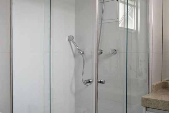 Banheiro da Suíte 1 de apartamento à venda com 2 quartos, 124m² em Pinheiros, São Paulo