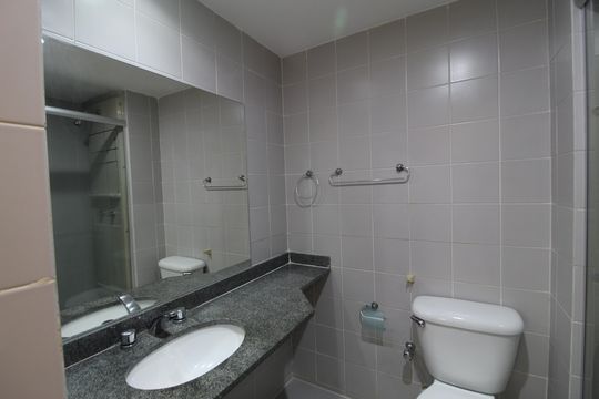 Banheiro Social de apartamento para alugar com 2 quartos, 89m² em Barra Olímpica, Rio de Janeiro
