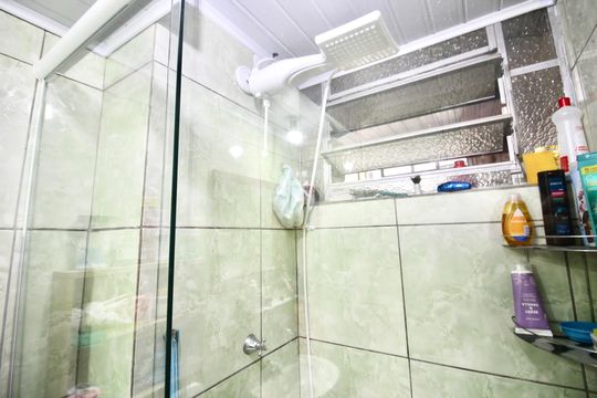 Banheiro de apartamento para alugar com 2 quartos, 52m² em Jardim Indaia, Ferraz de Vasconcelos