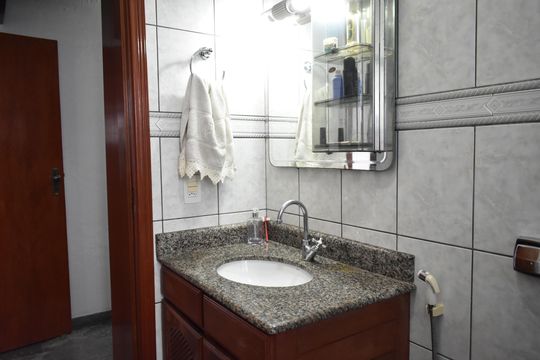 Banheiro Social de casa à venda com 3 quartos, 130m² em Parque Imperial, São Paulo