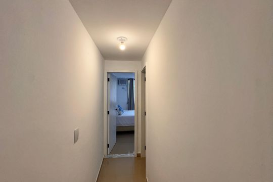 Corredor de casa de condomínio para alugar com 2 quartos, 65m² em Recreio dos Bandeirantes, Rio de Janeiro