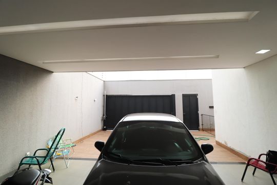 Garagem de casa para alugar com 4 quartos, 250m² em Minas Gerais, Uberlândia