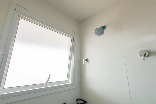 Banheiro da suíte de apartamento para alugar com 2 quartos, 74m² em Jardim Vera Lucia, Jacareí
