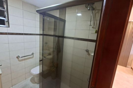 Banheiro de apartamento para alugar com 3 quartos, 90m² em Embaré, Santos