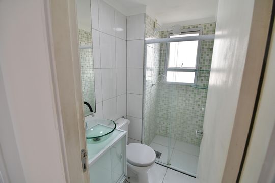 Banheiro de apartamento à venda com 2 quartos, 47m² em Vila Sao Francisco, Hortolândia