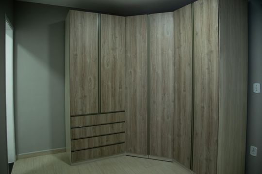 Quarto 1 com suite e guarda-roupa  de casa de condomínio à venda com 3 quartos, 128m² em Vila Taquari, São Paulo