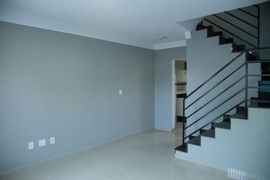 Sala de casa de condomínio à venda com 3 quartos, 128m² em Vila Taquari, São Paulo