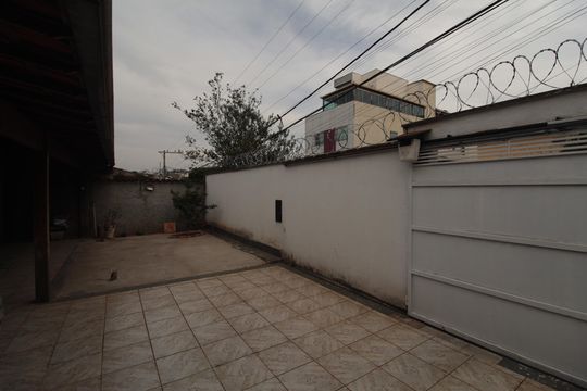 Garagem de casa à venda com 3 quartos, 140m² em Serrano, Belo Horizonte