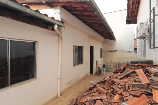 Quintal de casa à venda com 3 quartos, 140m² em Serrano, Belo Horizonte
