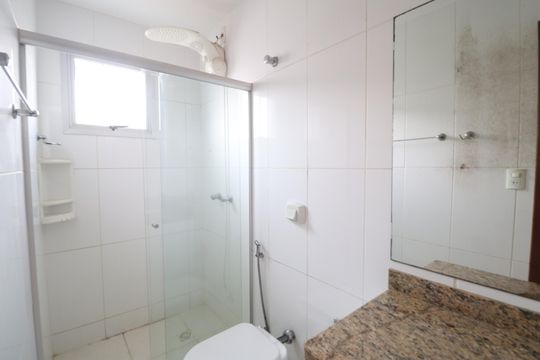 Banheiro do Quarto 3 de apartamento para alugar com 3 quartos, 115m² em Vigilato Pereira, Uberlândia