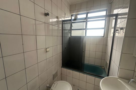 Banheiro de apartamento para alugar com 1 quarto, 30m² em Itararé, São Vicente